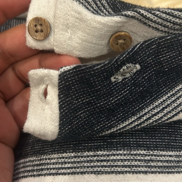 H&M Pull-Over Sweater 2 Button Closure in White & Dark Blue Size 2-3T - Picture 3 of 5